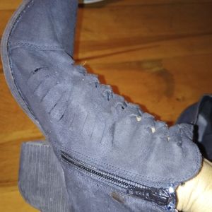 Black women's low rise boots with heels size 7 and 1/2